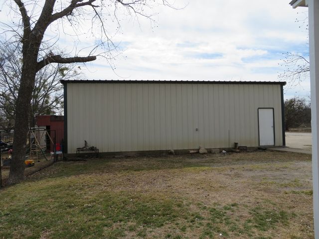 911 W Live Oak St, Coleman, TX 76834