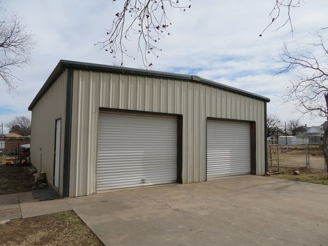 911 W Live Oak St, Coleman, TX 76834