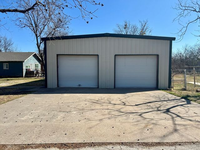 911 W Live Oak St, Coleman, TX 76834