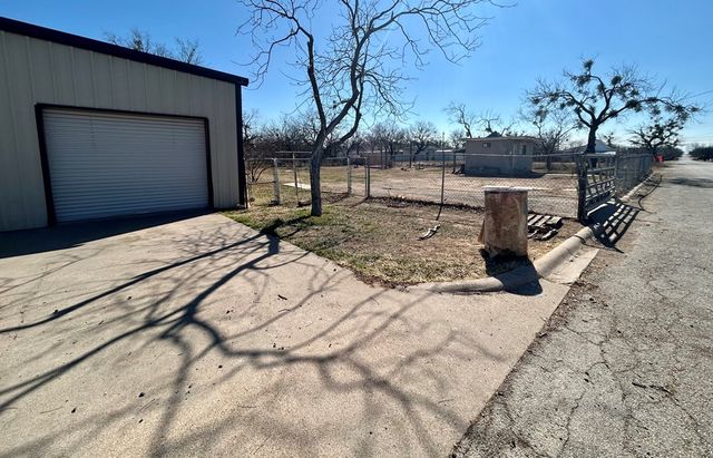 911 W Live Oak St, Coleman, TX 76834