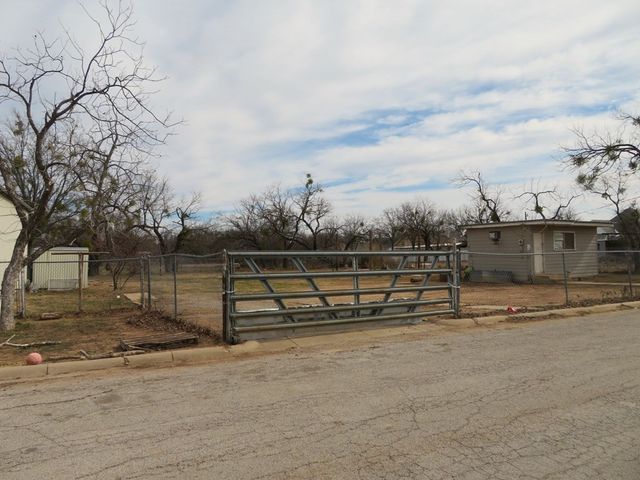 911 W Live Oak St, Coleman, TX 76834