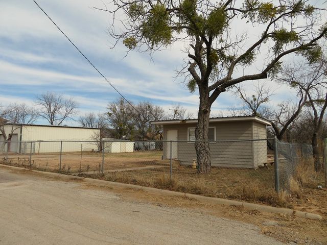 911 W Live Oak St, Coleman, TX 76834