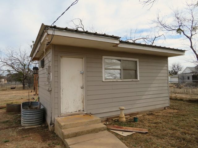 911 W Live Oak St, Coleman, TX 76834