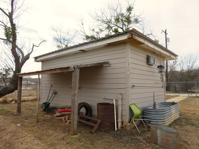 911 W Live Oak St, Coleman, TX 76834