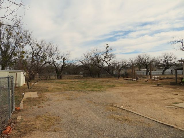 911 W Live Oak St, Coleman, TX 76834