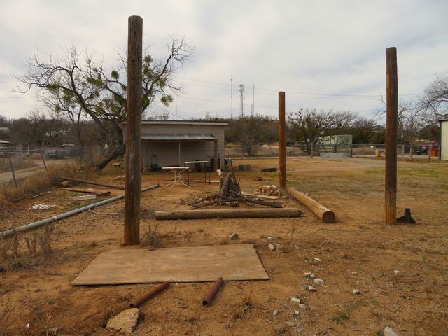 911 W Live Oak St, Coleman, TX 76834