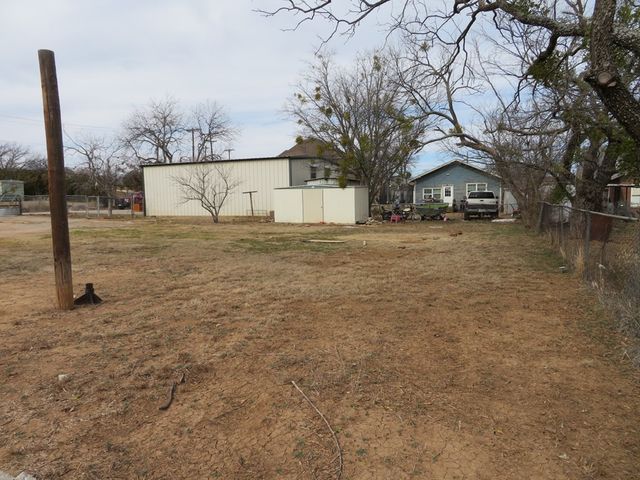 911 W Live Oak St, Coleman, TX 76834