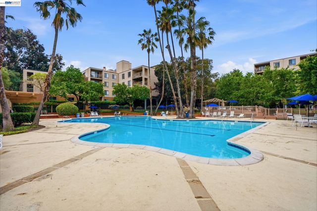 490 N Civic Dr 305, Walnut Creek, CA 94596