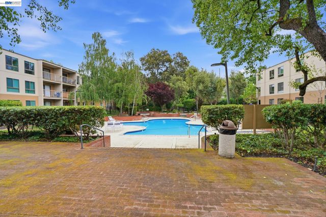 490 N Civic Dr 305, Walnut Creek, CA 94596