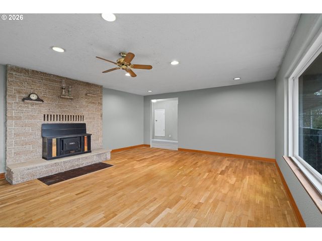 105 ISLAND VIEW Ln, Kelso, WA 98626