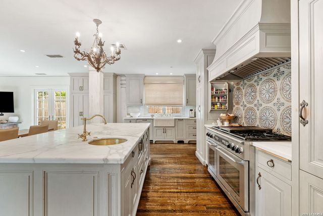 524 Terrell Rd, Terrell Hills, TX 78209