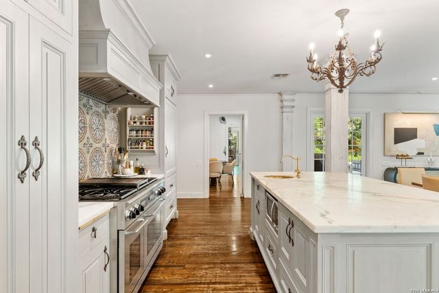 524 Terrell Rd, Terrell Hills, TX 78209