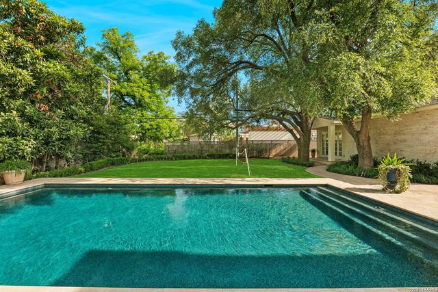 524 Terrell Rd, Terrell Hills, TX 78209