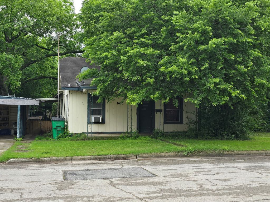 1406 E Garnett Street, Gainesville, TX 76240