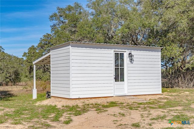 725 Private Road 1581, Hallettsville, TX 77964