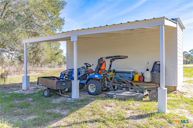 725 Private Road 1581, Hallettsville, TX 77964