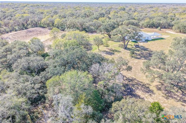 725 Private Road 1581, Hallettsville, TX 77964