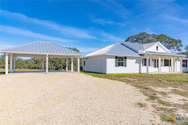 725 Private Road 1581, Hallettsville, TX 77964