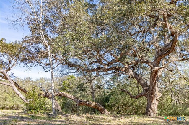 725 Private Road 1581, Hallettsville, TX 77964