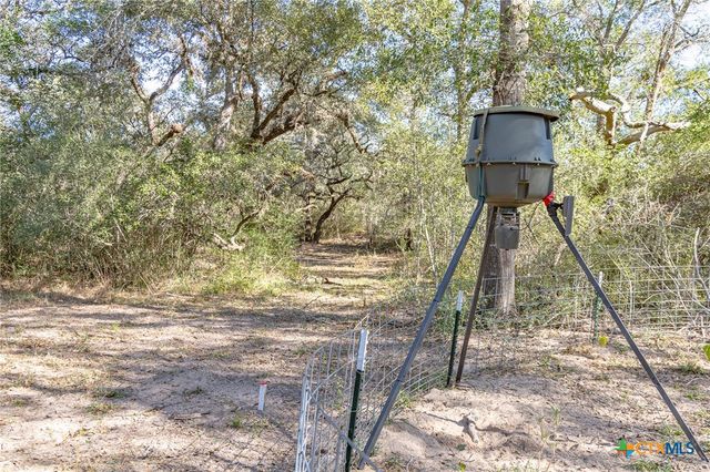 725 Private Road 1581, Hallettsville, TX 77964