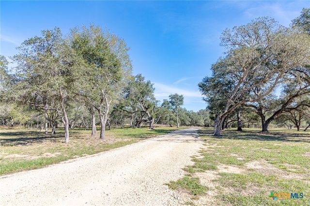 725 Private Road 1581, Hallettsville, TX 77964