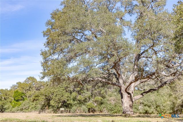 725 Private Road 1581, Hallettsville, TX 77964