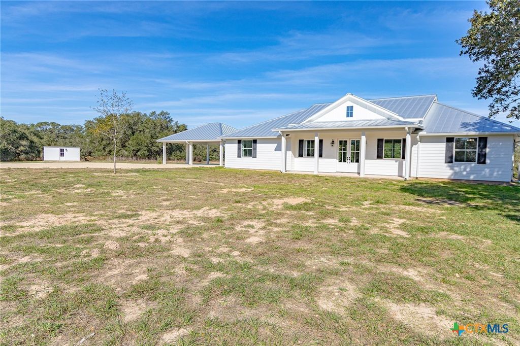 725 Private Road 1581, Hallettsville, TX 77964