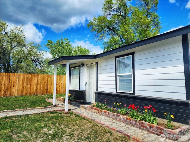 3021 W Peninsula, Moses Lake, WA 98837