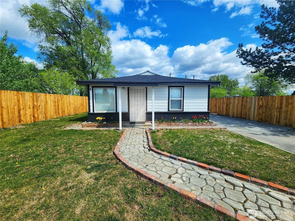 3021 W Peninsula, Moses Lake, WA 98837