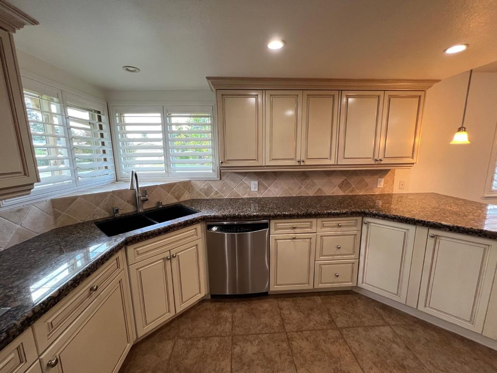 Image 7 of property listing at 1634 W Fremont Avenue, Fresno, CA 93711
