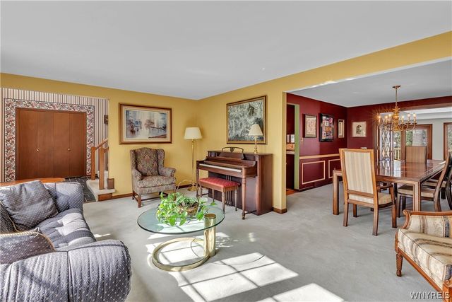 26 Heritage Rd W, Amherst, NY 14221