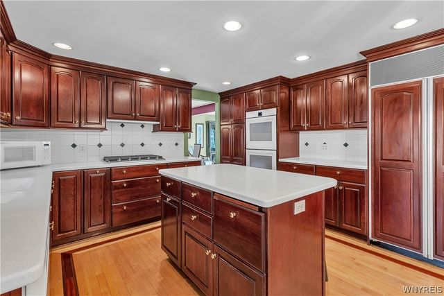 26 Heritage Rd W, Amherst, NY 14221