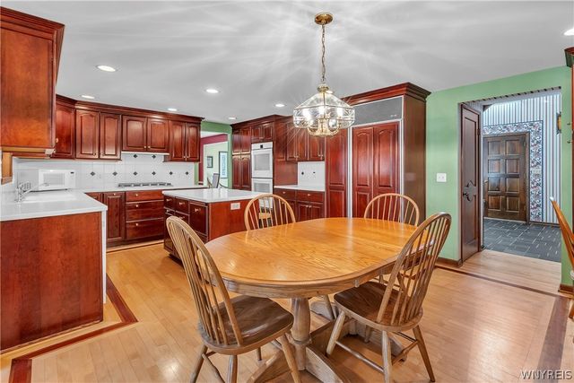 26 Heritage Rd W, Amherst, NY 14221