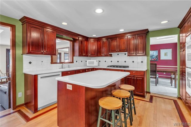 26 Heritage Rd W, Amherst, NY 14221