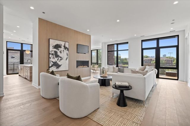 1340 W Chestnut Street 301, Chicago, IL 60642