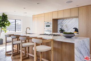 7866 Fareholm Drive, Los Angeles, CA 90046