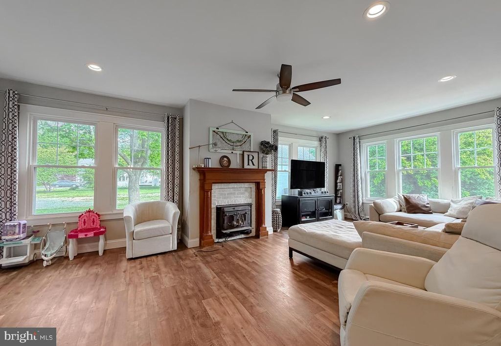 Image 16 of property listing at 16146 THOMAS RD, Piney Point, MD 20674