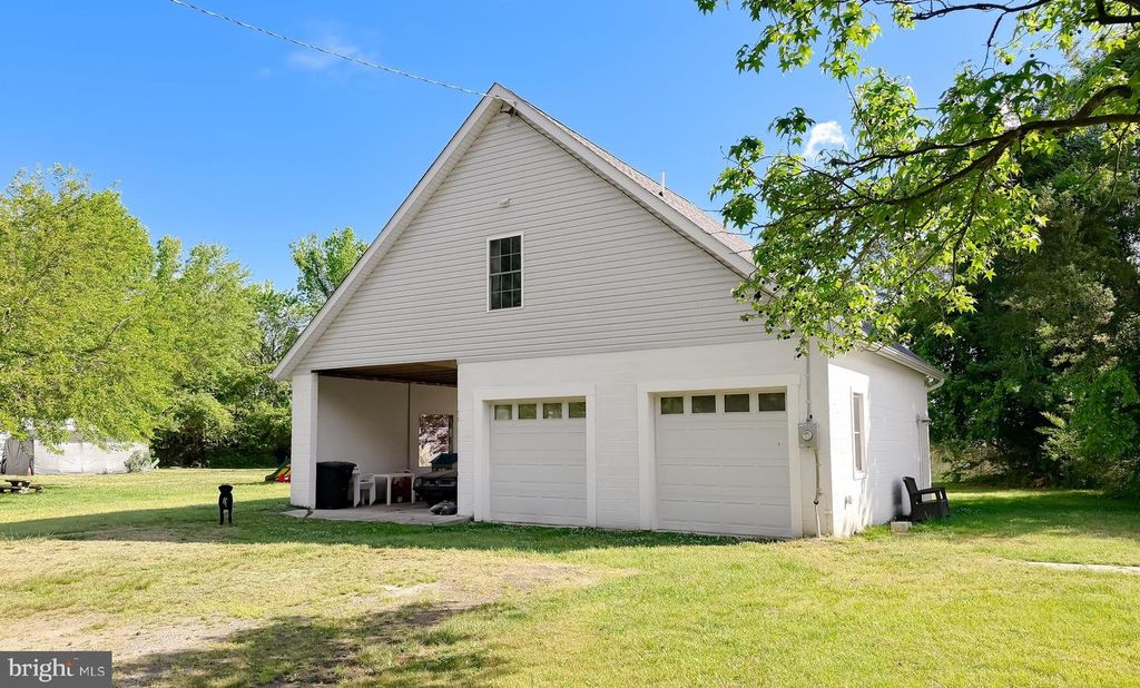 Image 31 of property listing at 16146 THOMAS RD, Piney Point, MD 20674