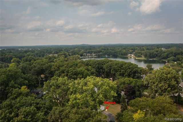 2720 Merelus Drive, Waterford, MI 48329