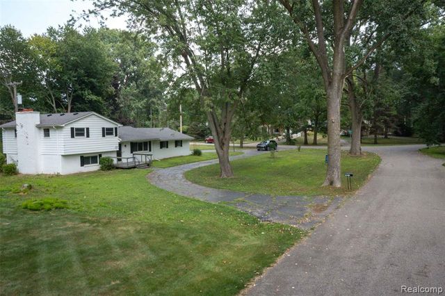 2720 Merelus Drive, Waterford, MI 48329