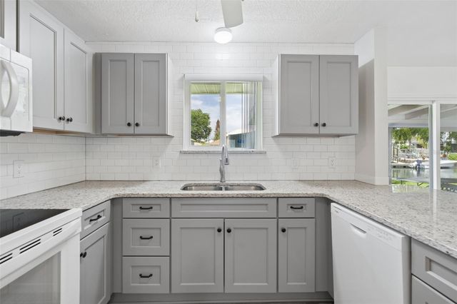 1218 SE 5TH AVENUE, Crystal River, FL 34429