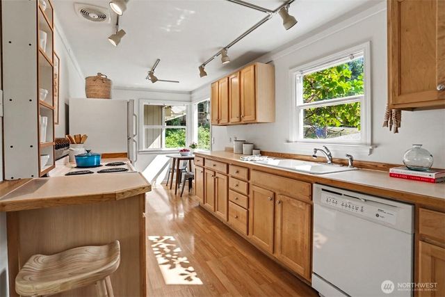 8011 SE 57th Street, Mercer Island, WA 98040