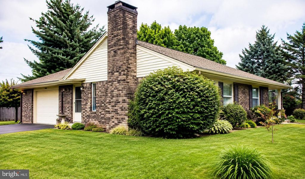 922 MAY RD, Lititz, PA 17543
