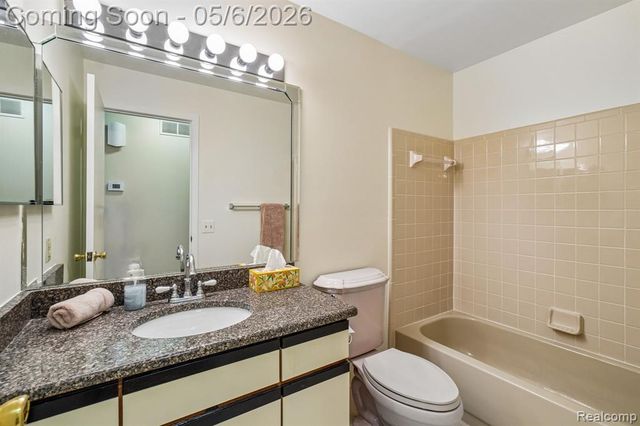 7132 Clements, West Bloomfield, MI 48322
