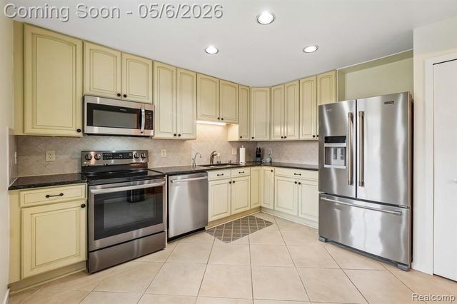 7132 Clements, West Bloomfield, MI 48322