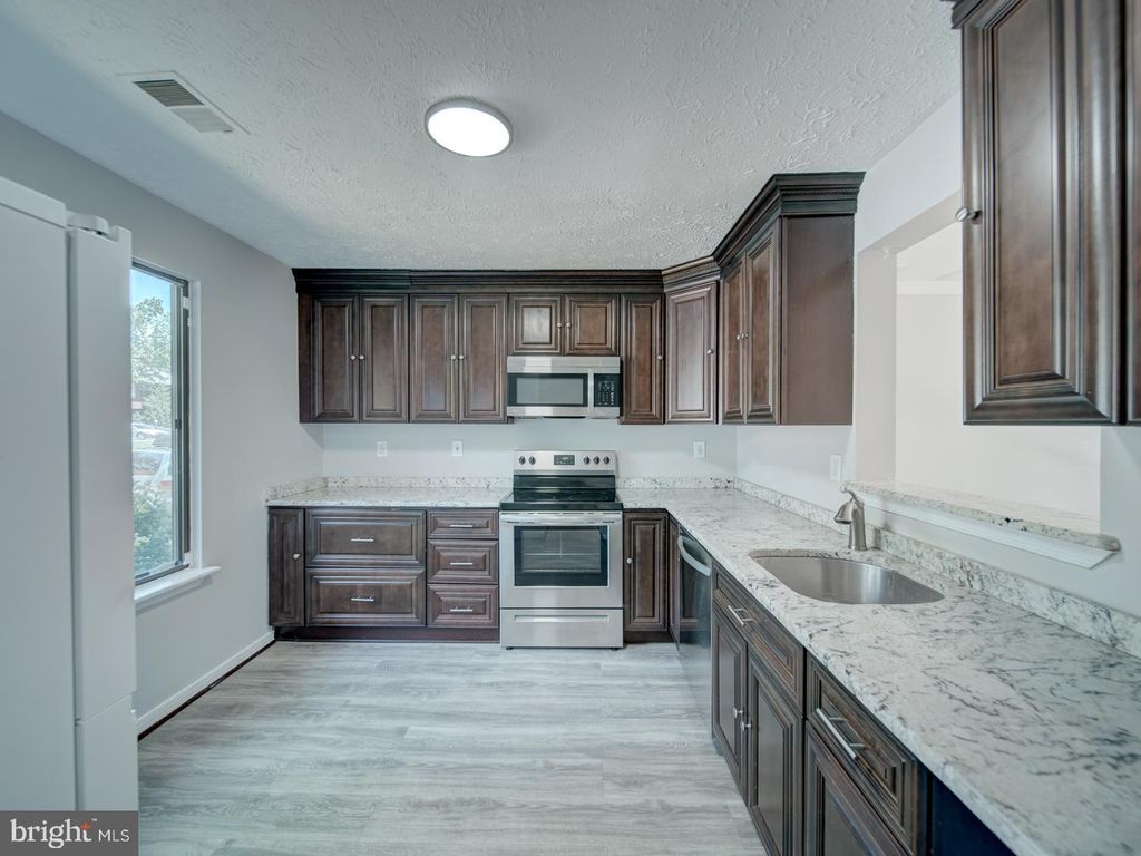 Image 16 of property listing at 24 KEEPSAKE PL, Waldorf, MD 20602