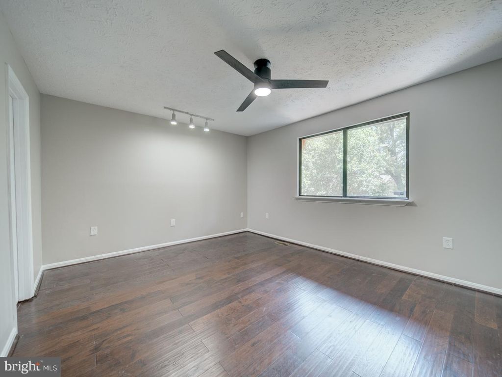 Image 33 of property listing at 24 KEEPSAKE PL, Waldorf, MD 20602