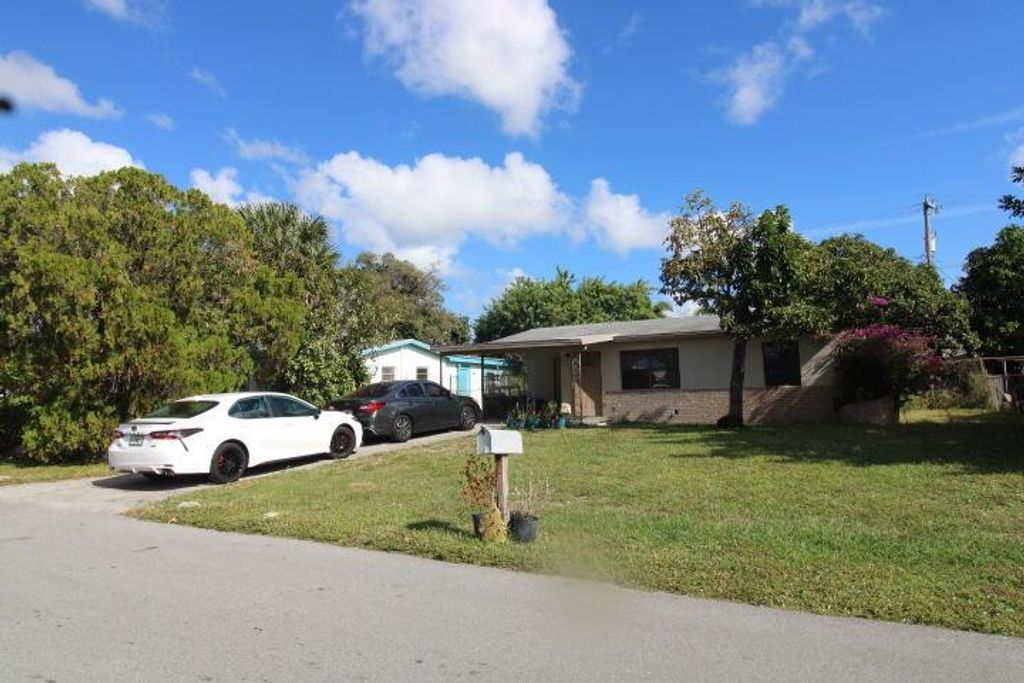 5702 Briarwood Street, Mangonia Park, FL 33407