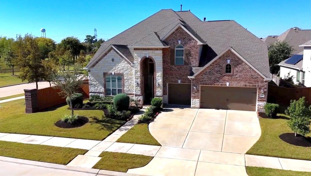 Image 1 of property listing at 12018 Kingsmuir Lane, Richmond, TX 77407