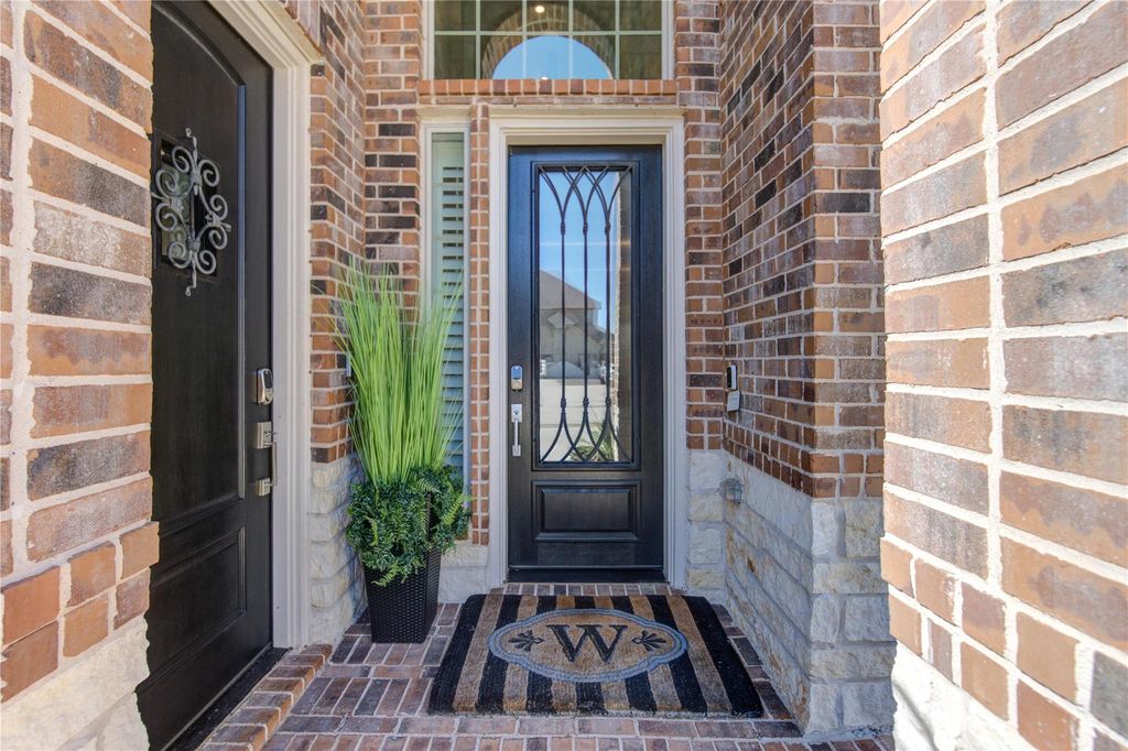 Image 3 of property listing at 12018 Kingsmuir Lane, Richmond, TX 77407
